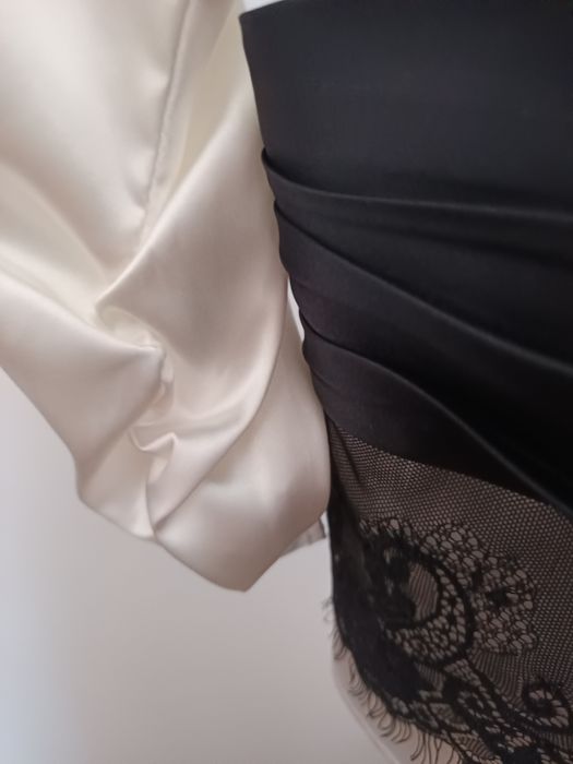Elegante blusa acetinada, cerimónia-Pitti Difusion.