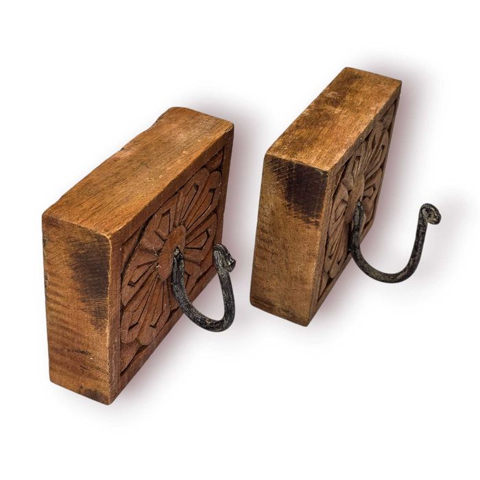 Par Cabides Parede Madeira Esculpida Gancho Ferro – Estilo Rústico