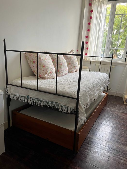 cama individual em ferro com dosel e estrado