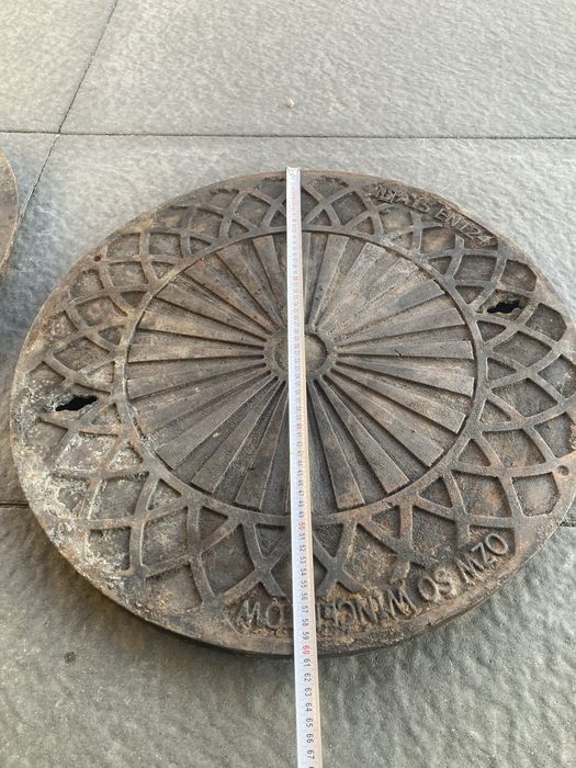 Pokrywa wlaz studzienki kanalizacyjnej z pierscieniem zeliwo