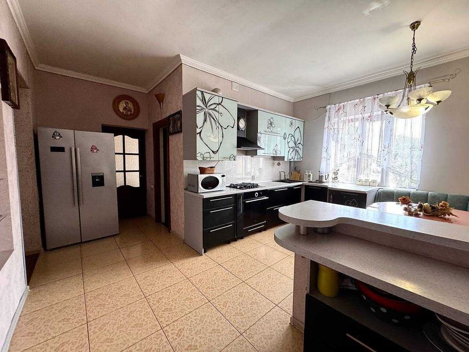 Продам просторий будинок для великої родини — передмістя Рівного.