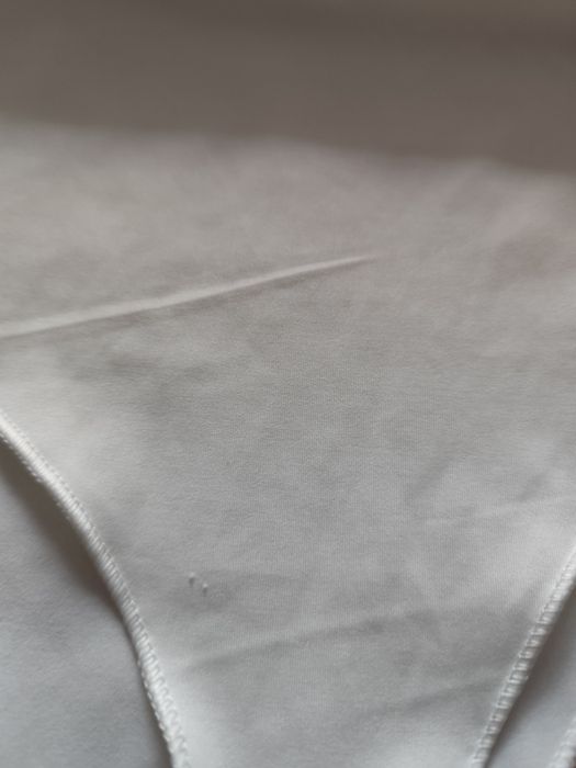 Body z wszytym biustonoszem lekko wyszczuplające na regulowane ramiącz