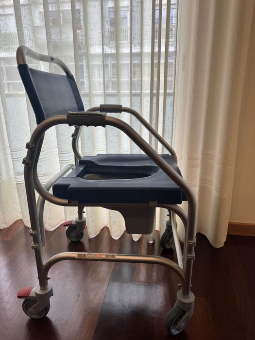 Cadeira de banho e sanitária PACIFIC com rodas