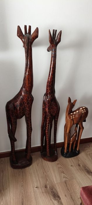 3 Esculturas em madeira maciça Africana,talhadas à mão.
Detalhes artesanais visíveis em todas as peças