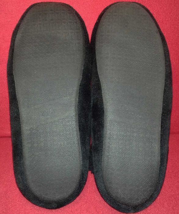 Modne klasyczne czarne kapcie.