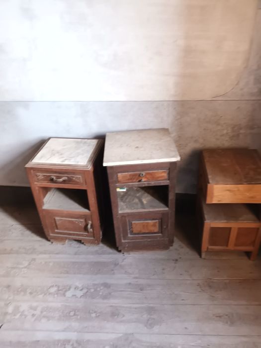 Comoda e mesinhas de cabeceira antigas