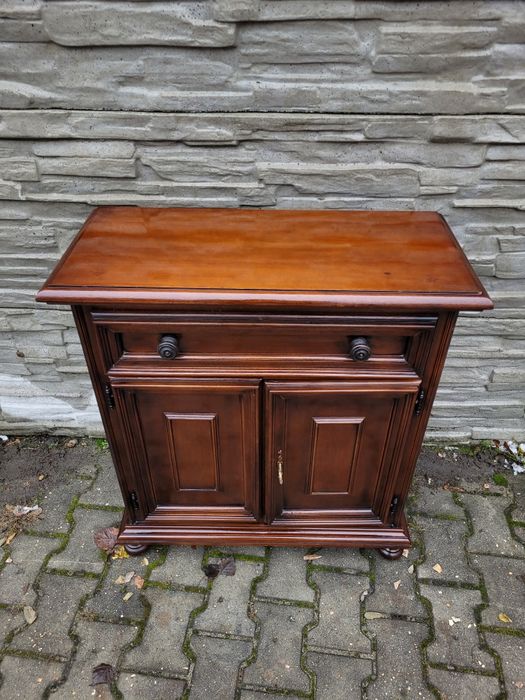 Zgrabna włoska komoda.