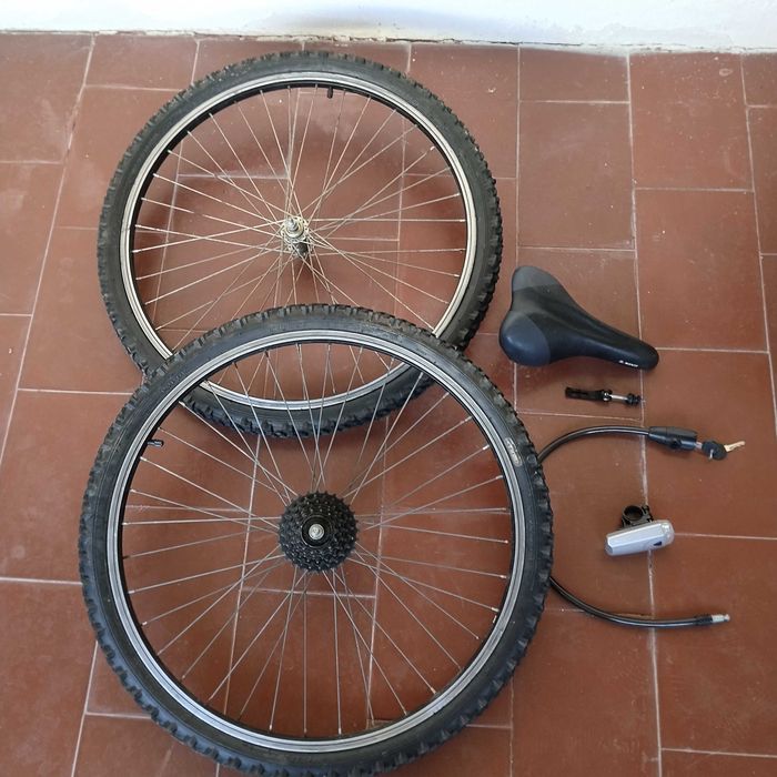 Pneus de bicicleta,selim, cadeado e lanterna