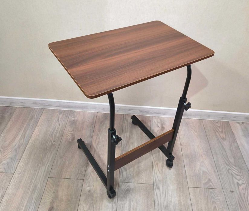 Стіл на коліщатках новий. Зручний для читання або роботи на дивані