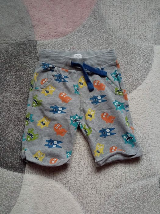 Szare krótkie spodenki dresowe w kolorowe stworki r. 110-116, 4-5 lat