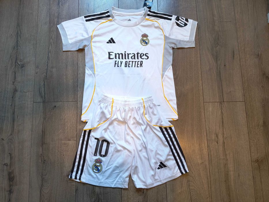 Strój dziecięcy Adidas Real Madryt sezon 2025/26 piłkarz Mbappe 10 rozmiar na 135-145 cm