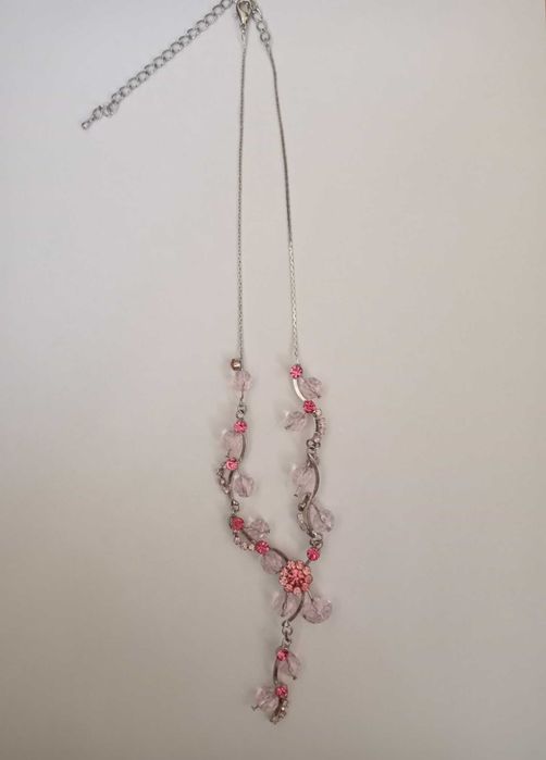 Colar com pedras cor de rosa