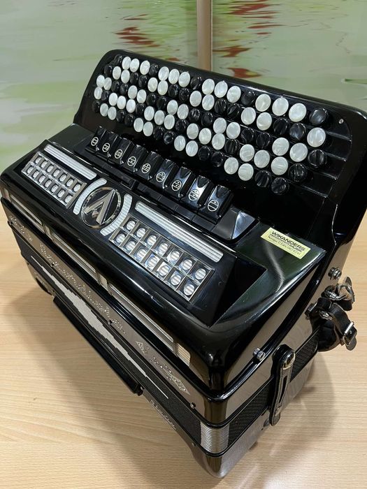 Баян пятирядний, італійський accordiola super italia, чотириголосий