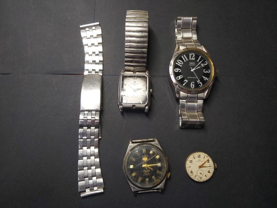 Наручные часы с браслетом.