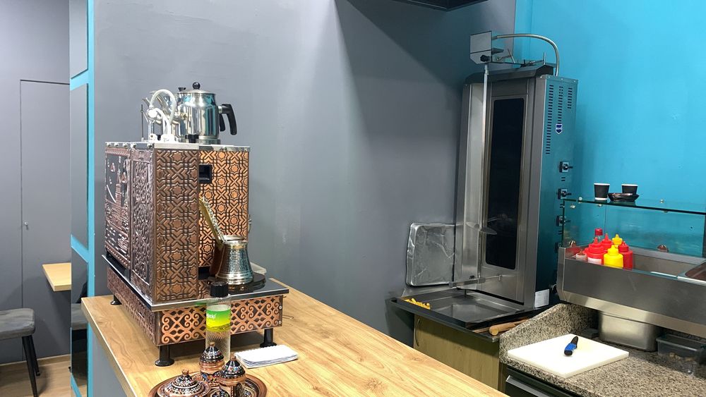 Обладнання та меблі для кафе