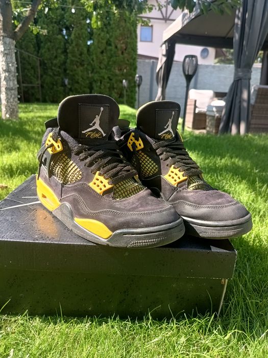 Air Jordan 4 Retro "Thunder"