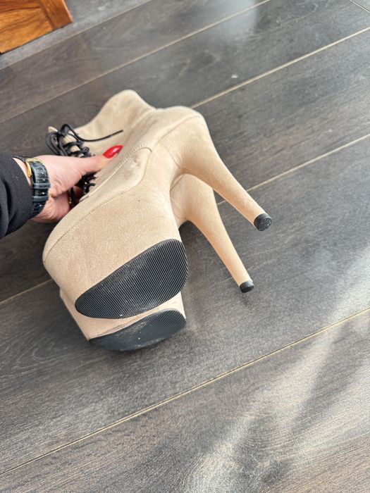 Pleaser buty platformy pole dance zamszowe beżowe