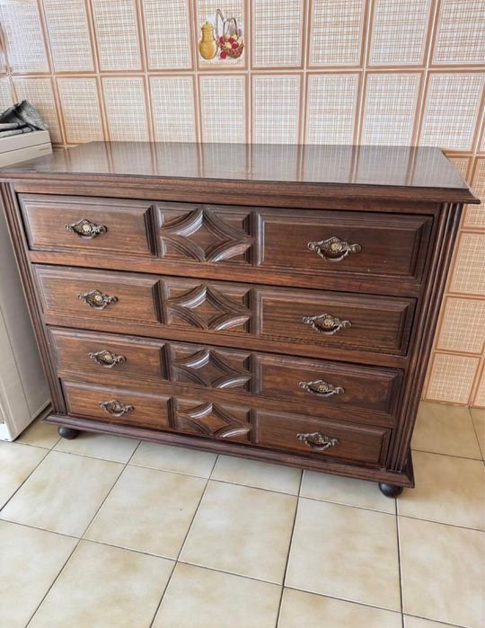 Comoda de madeira com 4 gavetas