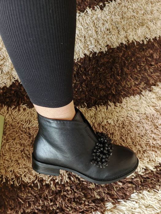 Sprzedam  botki ze śliczną ozdobą