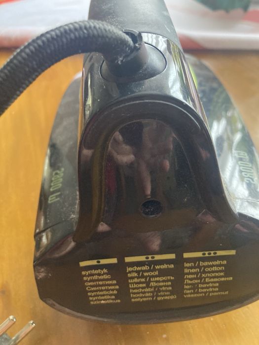 Żelazko parowe ze stopą ceramiczną model MZE-04