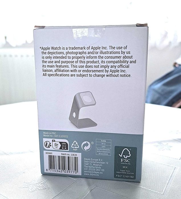 Nowa, aluminiowa podstawka do ładowania Apple Watcha.