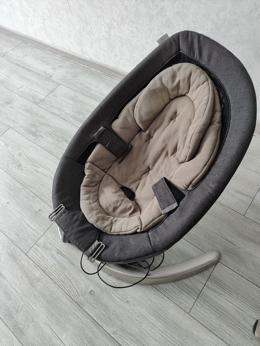Крісло-шезлонг для дітей від NUNA з блоком для автоматичного гойдання.