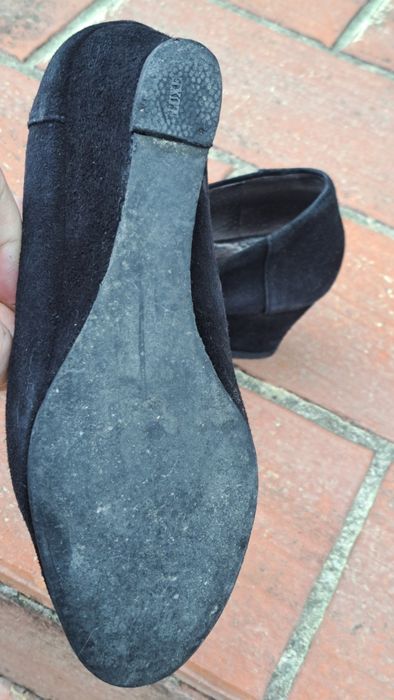 Sapatos pretos camurça salto cunha  Tam 37