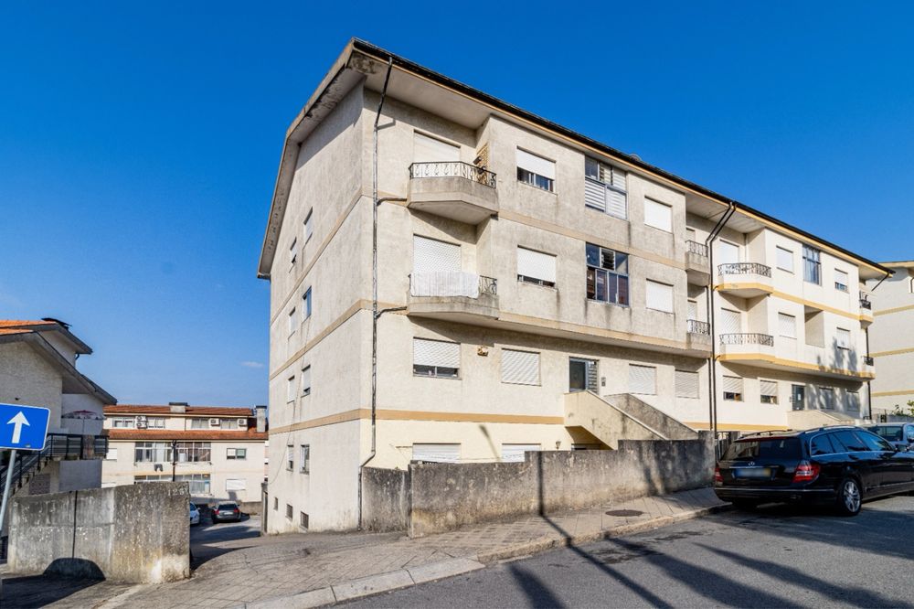 Garagem Individual 20m² com WC, Água e Eletricidade