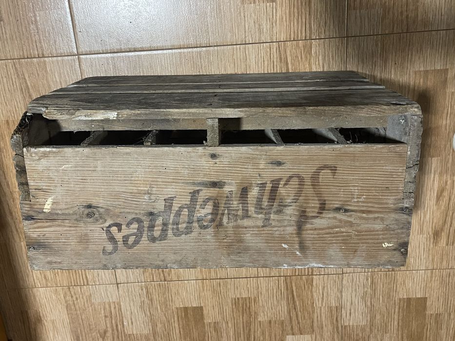 Grade em madeira da schweppes antiga