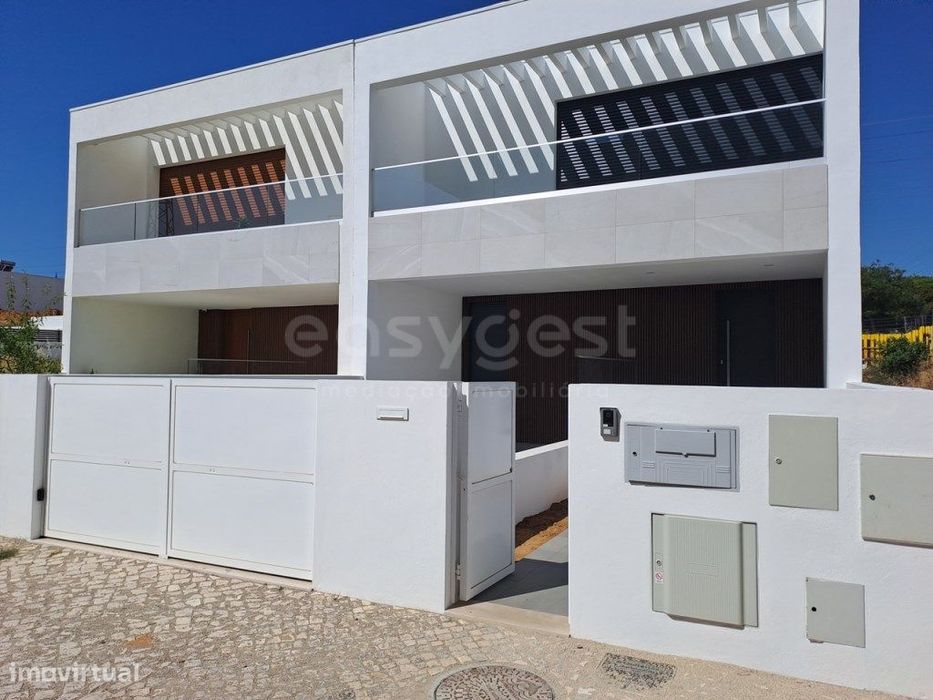 Moradia T3 em construção c/ garagem e piscina na Quinta da Amizade