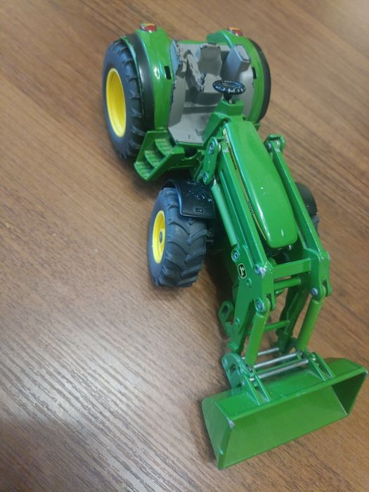 Продам трактор іграшковий металевий Siku John Deere 6820
