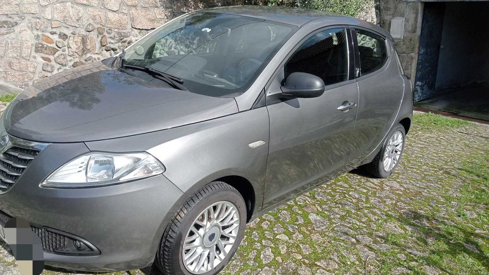 Lância Ypsilon - Elegância Italiana e Económico
