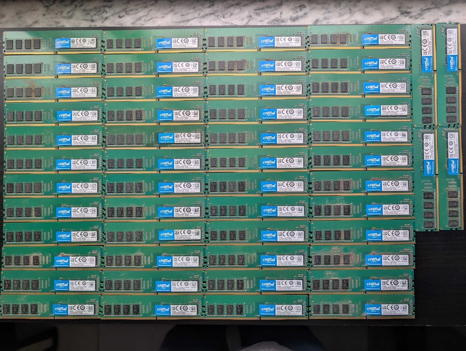 55 Sticks DDR4 4GB Crucial CT4GDFS824A.C8FDD2 Usados