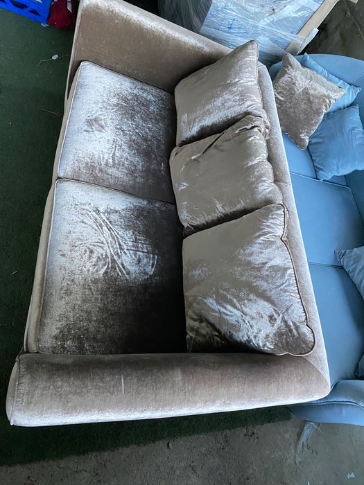 Sofá veludo dourado