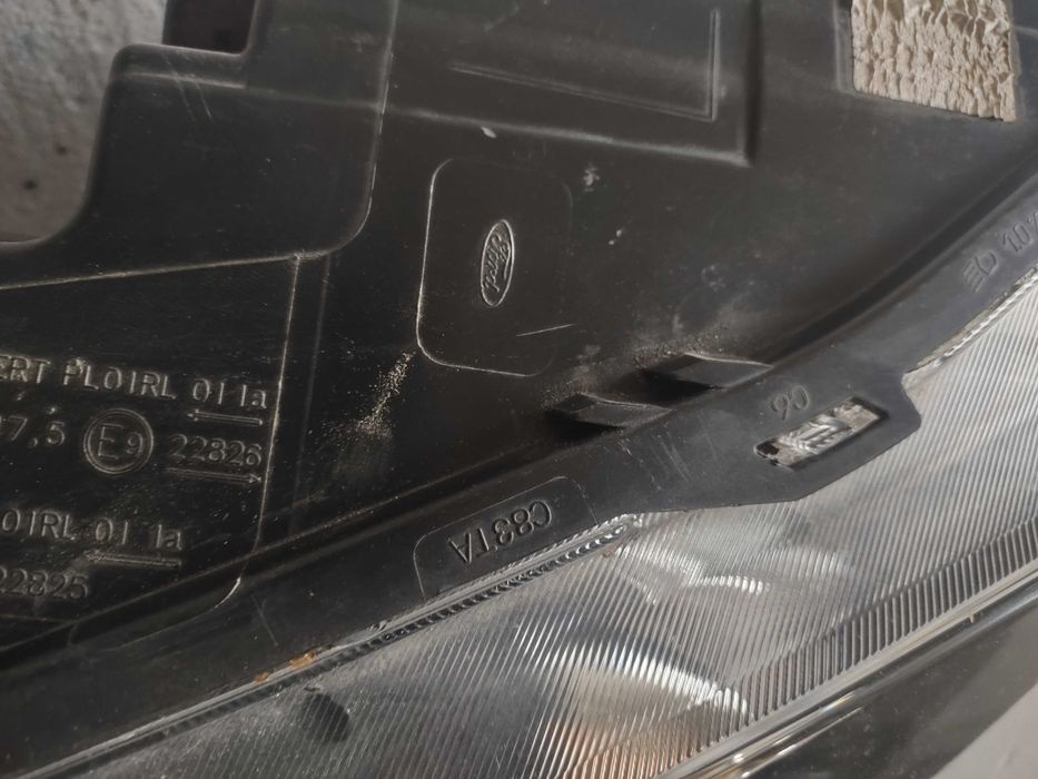 Sprzedam lampe przednia prawa do Ford Kuga