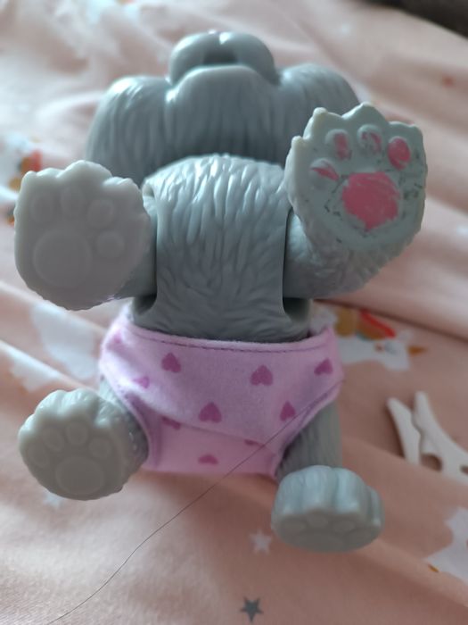 Brinquedo de gatinha com biberão do gênero femenino