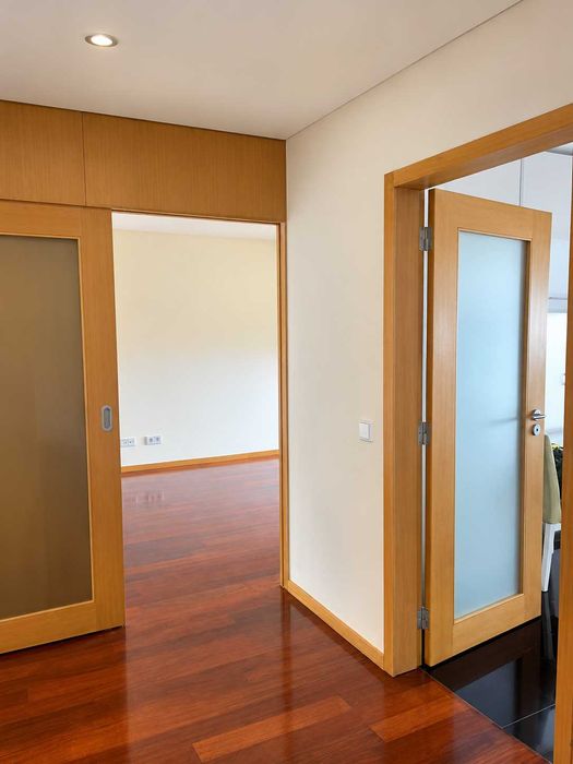 T2 com Suite, Varanda e Garagem | 109 m² | Metro a 350 m