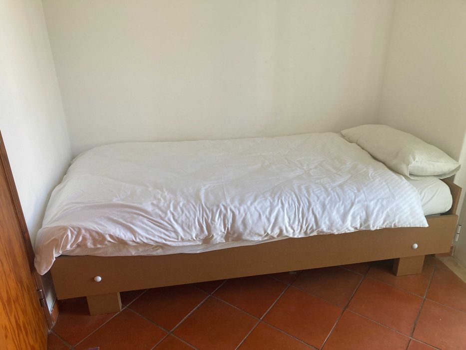 Duas estruturas de cama, dois estrados de ripas e dois colchões