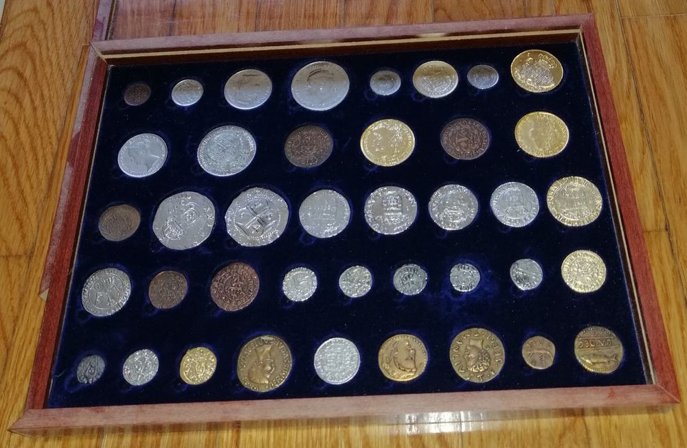 Coleção de notas e moeda