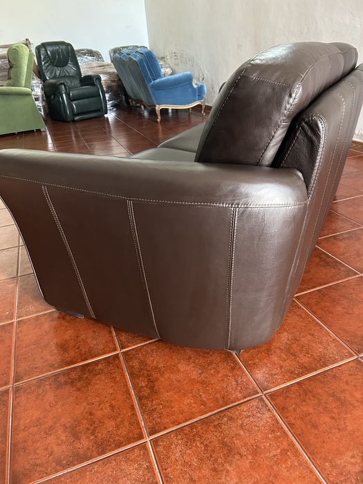 Sofá três lugares em pele