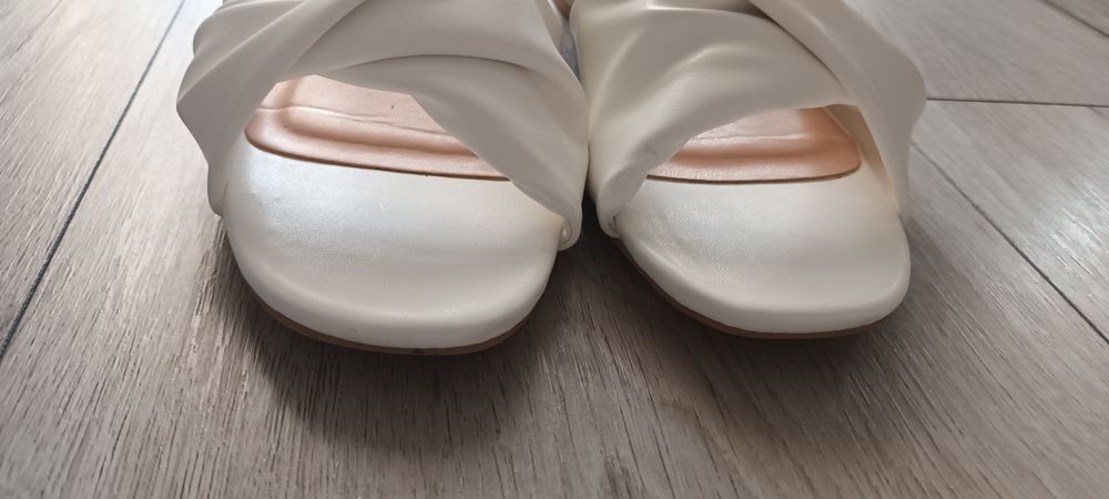 Ślubne buty białe rozm. 40, wkł. 26 cm, obcas 4 cm