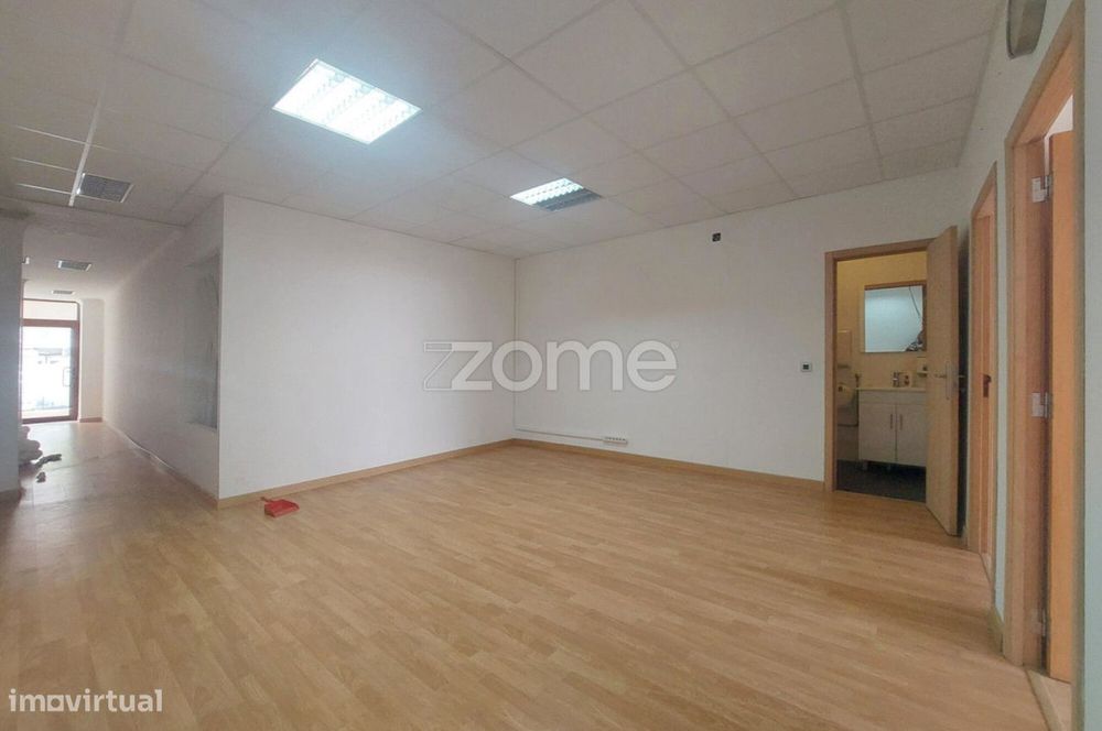 Loja com 120m2 no centro de Fátima