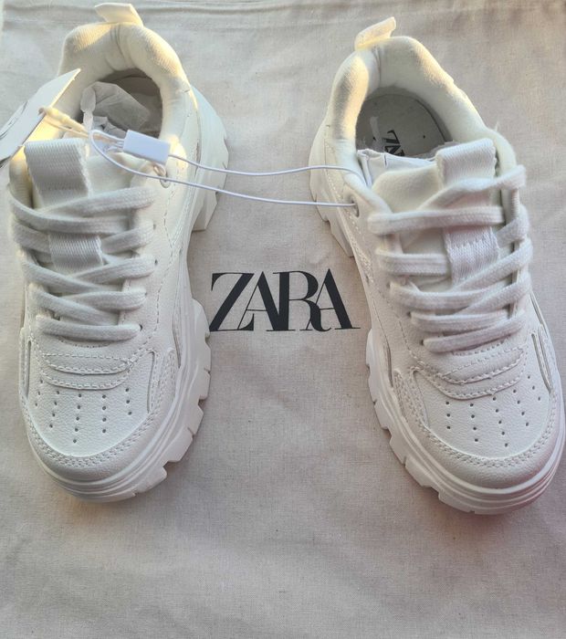 Білі кросівки с товстою підошвою
Розмір 29 (18,3 см)