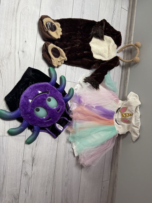 Stroje na Halloween i bal przebierańców. Dziewczynka 2 lata