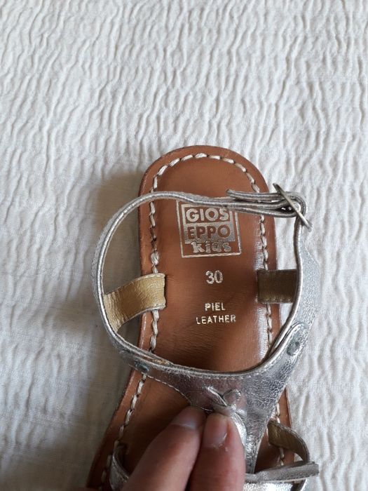 Sandálias de menina em pele prateada. Como novas.