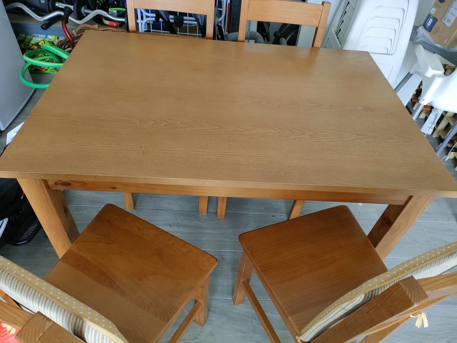 Mesa de jantar em madeira com 4 cadeiras