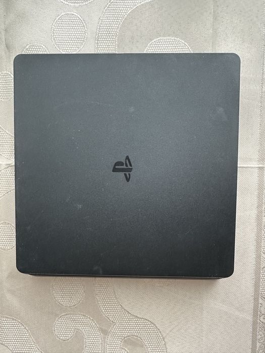 Приставка Sony PlayStation 4 + 2 геймпади + 4 гри