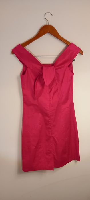 Vestido curto fúcsia, tam S, decote em barco, marca Rafthi
