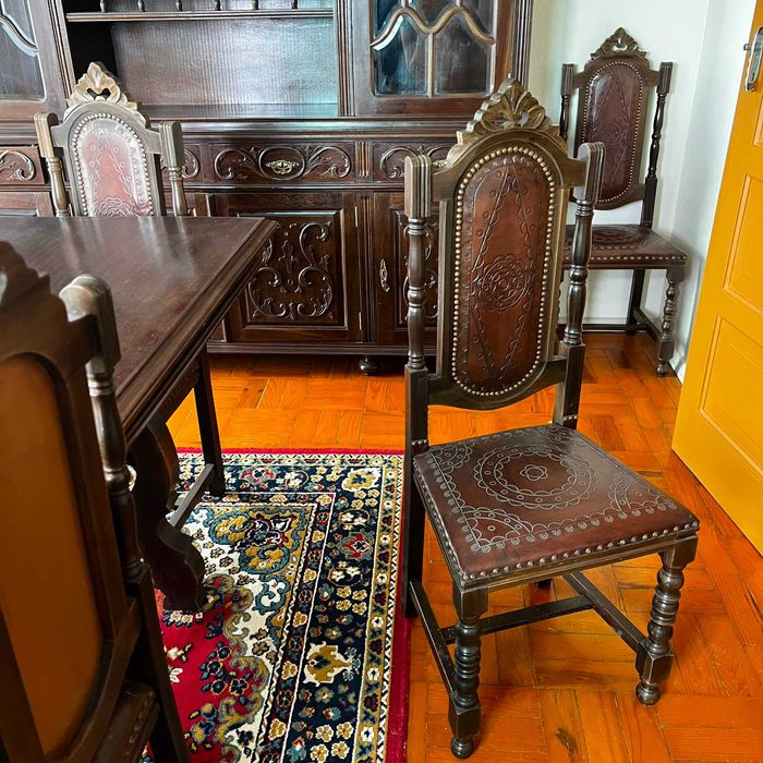 Mobília de sala de jantar clássica/vintage em madeira, com elementos entalhados