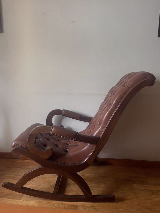 Cadeira de Baloiço Vintage em Pele Castanha com Banco de Apoio